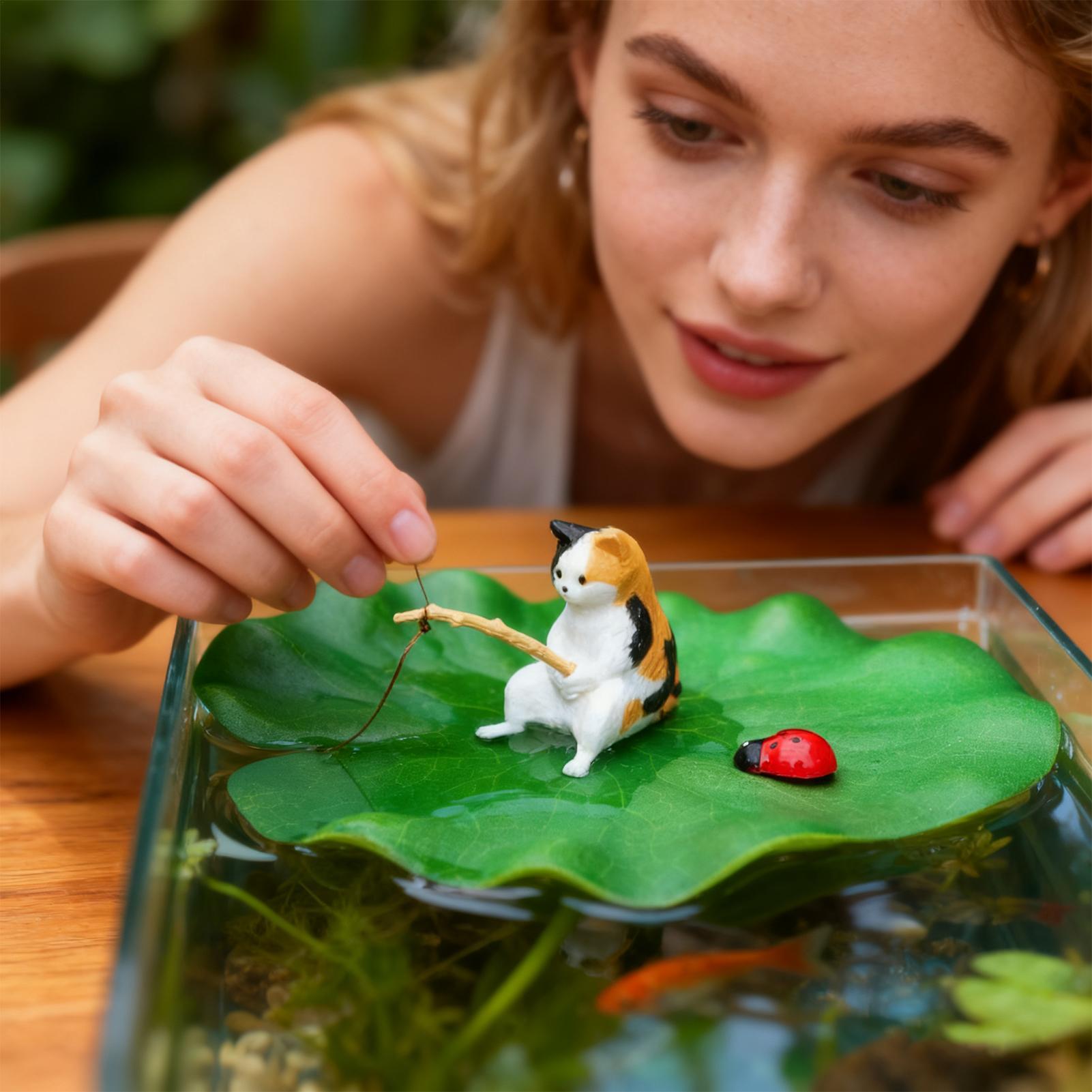 Aquarium Fish Names - Yüzen Nilüfer Yaprağı Üzerinde Balık Tutma